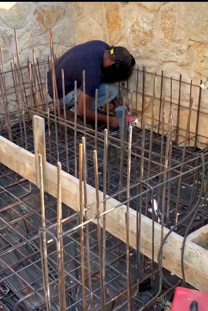 הכנת תשתיות חשמל לבריכת שחייה